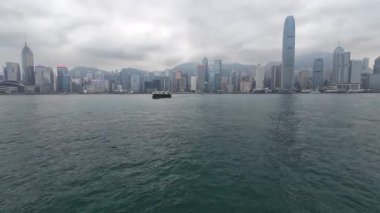Hong Kong. Çin... 02.21.2025. Hareket halindeki bir Star Feribot 'un üst güvertesinden Hong Kong adasının deniz manzarası..