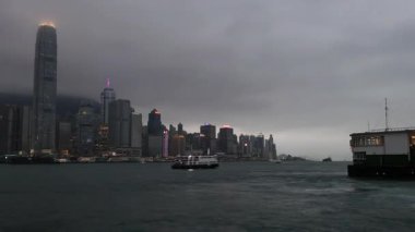 Hong Kong. Çin... 02.20.2025. Sisli, bulutlu bir günde Victoria Limanı ve Merkez Bölgesi 'nin gün be gün gecikmesi.