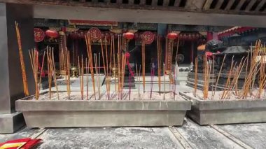 Hong Kong. Çin... 02.24.2025. Sik Sik Yuen Wong Tai Sin tapınağının tütsü çubuklarıyla ana tapınak cephesinden bir klip..