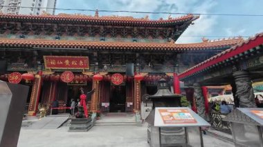 Hong Kong. Çin... 02.24.2025. Shik Sik Yuen Wong Tai Sin Tapınağının ana tapınak işaretlerini ve yüzlerini gösteren bir klip..
