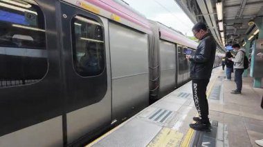 Hong Kong. Çin - 02.23.2025. Üniversite istasyonundan MTR trenine binen yolcuların POV klibi.