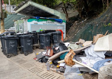 Hong Kong. Çin - 02.23.2025. Yeni Bölgelerin kırsal kesimlerindeki genel ev atıkları için bir toplama noktası.