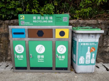 Hong Kong. Çin - 02.23.2025. Kağıt, plastik, metal ve cam şişeler için ayrı çöp kutularıyla geri dönüşüm noktaları.