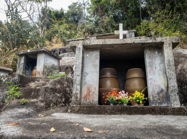 Hong Kong Yeni Bölgelerinin kırsal kesimindeki bir yamaçta geleneksel Çin mezarları.