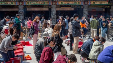 Hong Kong. Çin... 02.24.2025. Shik Sik Yuen Wong Tai Sin Tapınağındaki hacılar sorularına Kau Chim olarak bilinen Çin servet çubuklarıyla cevap arıyorlar..