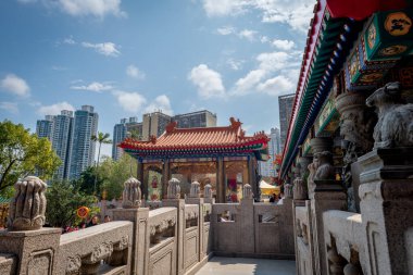 Hong Kong. Çin... 02.24.2025. Shik Sik Yuen Wong Tai Sin Tapınağı 'nın genel iç manzarası modern apartman bloklarının aksine geleneksel Çin mimarisini gösteriyor..