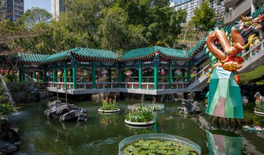Hong Kong. Çin... 02.24.2025. Shik Sik Yuen Wong Tai Sin Tapınağı kompleksinin iç manzarası geleneksel Çin pavyonlarını ve su özelliklerini gösteriyor..