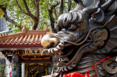 Hong Kong. Çin... 02.24.2025. Shik Sik Yuen Wong Tai Sin Tapınağındaki bir Çin bronz ejderha heykelinin başını kapatın..