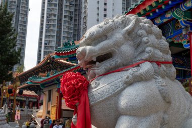 Hong Kong. Çin... 02.24.2025. Shik Sik Yuen Wong Tai Sin Tapınağındaki Çinli Muhafız Aslanı veya İmparatorluk Muhafız Aslanı taşından heykeli.