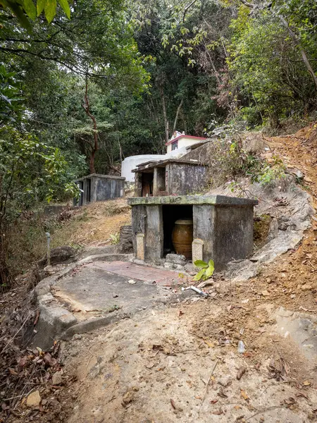 Hong Kong Yeni Bölgelerinin kırsal kesimindeki bir yamaçta geleneksel Çin mezarları.
