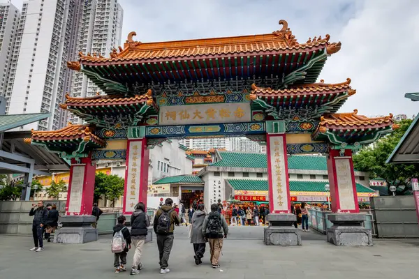 Hong Kong. Çin... 02.24.2025. Sik SIK Yuen Wong Tai Sin Tapınağının sokak kapısı