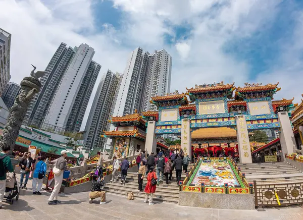 Hong Kong. Çin... 02.24.2025. Wong Tai Sin Tapınağı podyumunun geniş açılı görüntüsü ve ana tapınak kompleksinin giriş kapısı.