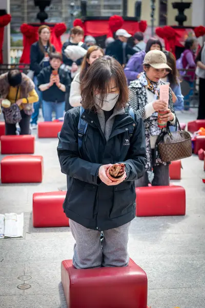 Hong Kong. Çin... 02.24.2025. Shik Sik Yuen Wong Tai Sin Tapınağındaki hacılar sorularına Kau Chim olarak bilinen Çin servet çubuklarıyla cevap arıyorlar..
