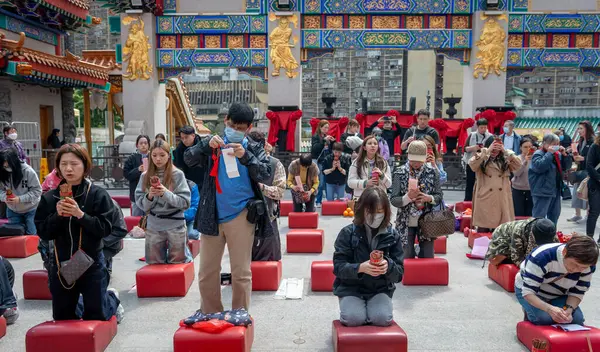 Hong Kong. Çin... 02.24.2025. Shik Sik Yuen Wong Tai Sin Tapınağındaki hacılar sorularına Kau Chim olarak bilinen Çin servet çubuklarıyla cevap arıyorlar..