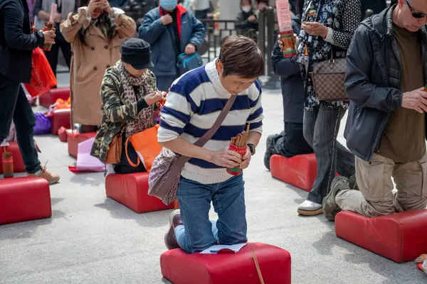 Hong Kong. Çin... 02.24.2025. Shik Sik Yuen Wong Tai Sin Tapınağındaki hacılar sorularına Kau Chim olarak bilinen Çin servet çubuklarıyla cevap arıyorlar..