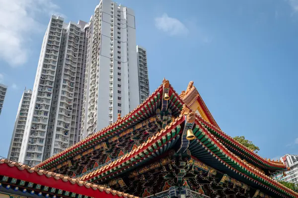 Modern apartman bloklarının aksine renkli karmaşık elementlerle geleneksel Çin mimarisinin ayrıntıları.