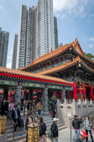 Hong Kong. Çin... 02.24.2025. Shik Sik Yuen Wong Tai Sin Tapınağı 'nın genel iç manzarası modern apartman bloklarının aksine geleneksel Çin mimarisini gösteriyor..