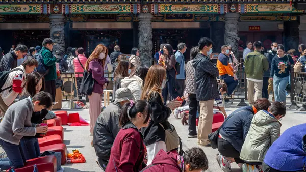 Hong Kong. Çin... 02.24.2025. Shik Sik Yuen Wong Tai Sin Tapınağındaki hacılar sorularına Kau Chim olarak bilinen Çin servet çubuklarıyla cevap arıyorlar..