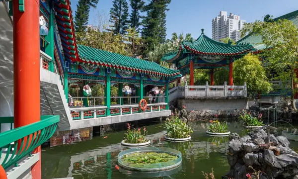 Hong Kong. Çin... 02.24.2025. Shik Sik Yuen Wong Tai Sin Tapınağı kompleksinin iç manzarası geleneksel Çin pavyonlarını ve su özelliklerini gösteriyor..