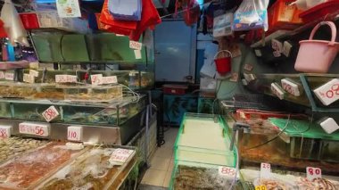 Hong Kong. Çin - 02.25.2025. Tai Po Hui Market 'te deniz ürünleri satan bir dükkan. Canlı kabuklu balık, midye ve midye üzerine uzmanlaşmış. Tai Po, Yeni Bölgeler.