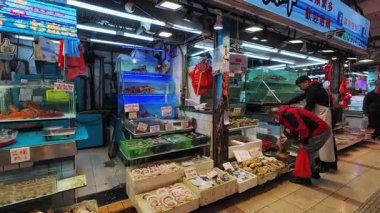 Hong Kong. Çin - 02.25.2025. Tai Po Hui Market 'in ıslak bölümünde bir tezgah. Taze ve canlı deniz ürünleri sergileniyor..