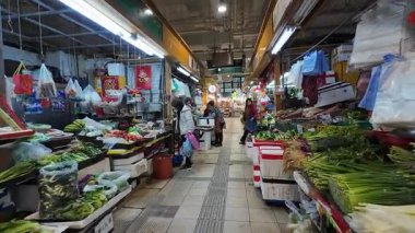 Hong Kong. Çin - 02.25.2025. Tai Po Hui Market, Tai Po 'nun meyve ve sebze bölümünden bir POV geçiyor..