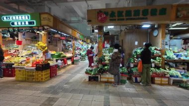 Hong Kong. Çin - 02.25.2025. Tai Po Hui Market, Tai Po, Yeni Bölgeler 'in meyve ve sebze bölümünün klipsi..
