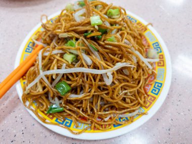 Bir tabak sade kızarmış şehriye, Çin yemeği, fasulye filizi ve doğranmış taze soğan..