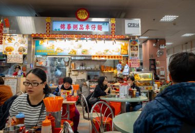 Hong Kong. Çin - 02.25.2025. Tai Po Hui Pazarı 'nın en üst katındaki Yemek Merkezi' nde müşteriler yemek salonundaki geniş seçeneklerin tadını çıkarıyorlar..