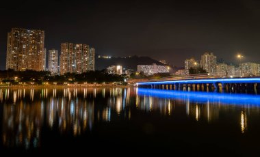 Hong Kong. Çin... 02.26.2025. Sha Tin, Yeni Bölgeler 'deki Shing Mun Nehri' ni kapsayan Sand Martin Köprüsü 'nün gece görüşü..