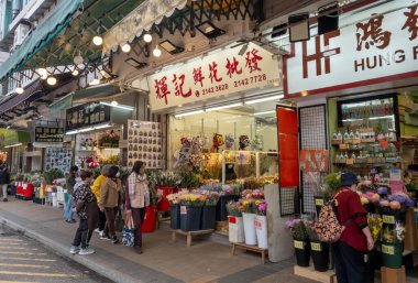 Hong Kong. Çin... 02.26.2025. Keşiş Kok Çiçek Pazarı 'nın dış görünüşü. Perakende mağazaları her türlü çiçek ve bitkide uzmanlaşmış..