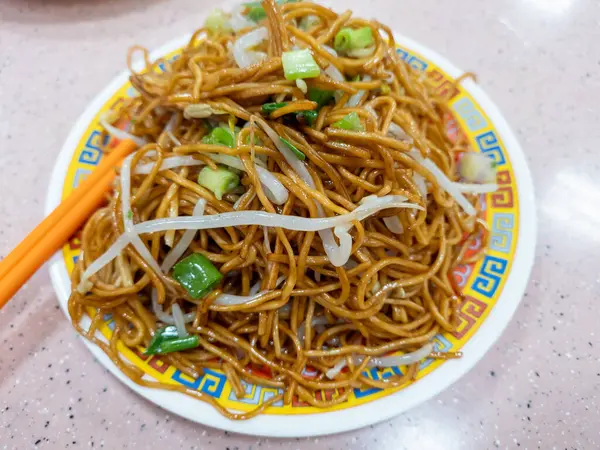 Bir tabak sade kızarmış şehriye, Çin yemeği, fasulye filizi ve doğranmış taze soğan..