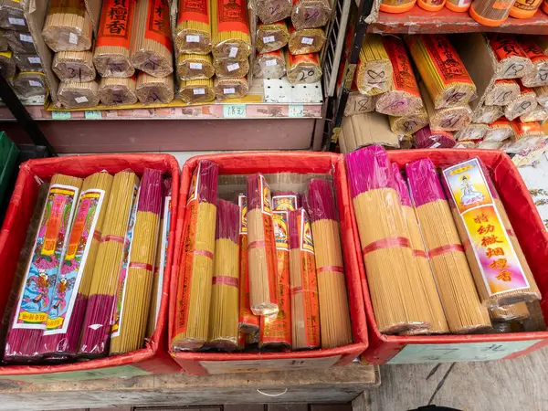 Hong Kong. Çin - 02.25.2025. Çin dini ürünleri satan bir dükkanda farklı tütsü markalarının sergilenmesi..