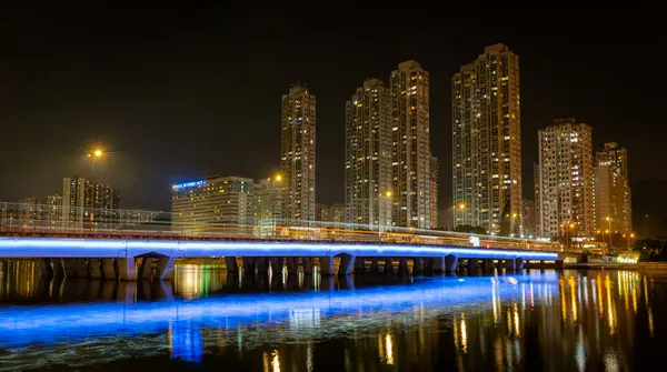 Hong Kong. Çin... 02.26.2025. Sha Tin, Yeni Bölgeler 'deki Shing Mun Nehri' ni kapsayan Sand Martin Köprüsü 'nün gece görüşü..