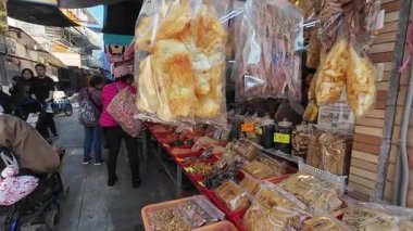 Hong Kong. Çin... 02.27.2025. Tai O köyündeki bir perakende mağazası turistlere çok çeşitli kurutulmuş deniz ürünleri satıyor..