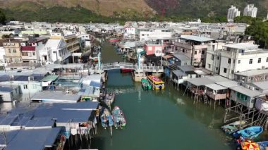 Hong Kong. Çin... 02.27.2025. Tai O balıkçı köyünün su kanalını takip eden hava manzarası. Lantau Adası.