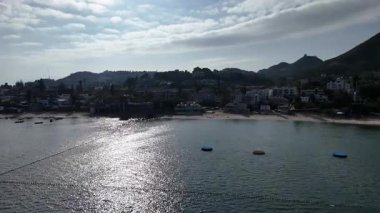 Denizden, Stanley Main Sahili 'ne, Hong Kong' a doğru alçak bir hava yaklaşımı..