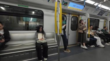 Hong Kong. Çin... 02.28.2025. İçinde çok az yolcu bulunan bir MTR tren vagonunun klibi..
