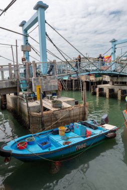 Hong Kong. Çin - 02.27.2025. Tai O Market Caddesi, Tai O balıkçı köyünde Lantau Adası ile Tai O Adası 'nı ayıran deniz kanalı boyunca uzanan bir köprü çeker..