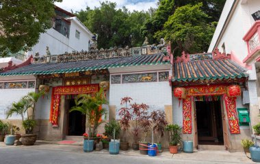 Hong Kong. Çin... 02.27.2025. Tai O balıkçı köyündeki Kwan Tai Tapınağı 'nın girişi ve cephesi..