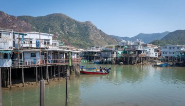 Hong Kong. Çin... 02.27.2025. Lantau Adası 'ndaki bir balıkçı köyü olan Tai O köyünün genel manzarası, suyun üzerinde geleneksel yerleşim yapıları bulunan gelgit deniz kanalını gösteriyor..