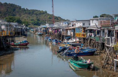 Hong Kong. Çin... 02.27.2025. Lantau Adası 'ndaki bir balıkçı köyü olan Tai O köyünün genel manzarası, suyun üzerinde geleneksel yerleşim yapıları bulunan gelgit deniz kanalını gösteriyor..