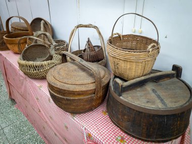 Hong Kong. Çin... 02.27.2025. Tai O Kırsal Komite Tarihi ve Kültürel Showroom 'da geleneksel ahşap, bambu ve bastondan ev eşyaları sergileniyor..