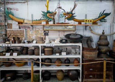 Hong Kong. Çin... 02.27.2025. Tai O Kırsal Komitesi Tarihi ve Kültürel Showroom 'da antika nesnelerin sergilenmesi.