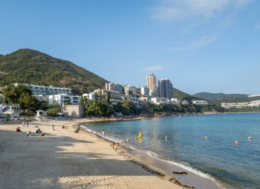 Hong Kong. Çin... 02.28.2025. Stanley Main Beach 'in güneşli bir kış günündeki genel manzarası. Hong Kong adası.