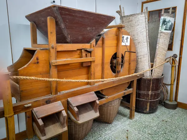 Hong Kong. Çin... 02.27.2025. Geleneksel ahşap tarım ekipmanları Tai O Kırsal Komitesi Tarihi ve Kültürel Showroom 'da sergileniyor..