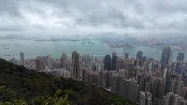 Lugard Yolu 'nun zirvesinden sisli bir günde Hong Kong Central City' nin silueti..