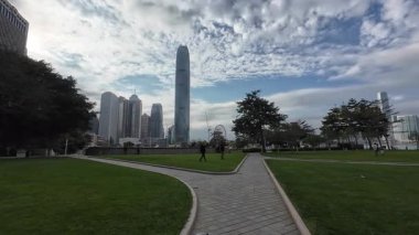 Hong Kong. Çin - 03.03.2025. Deniz Kuvvetleri 'ndeki Tamar Park' tan Merkez Bölge manzarası.