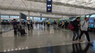 Hong Kong. Çin... 03.05.2025. Hong Kong Uluslararası Havalimanı Terminali 1 yolcuları kalkış pasaport ve güvenlik denetim alanına giriş yapıyor..