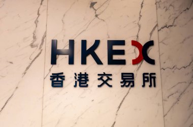 Hong Kong. Çin - 03.03.2025. Hong Kong Borsası 'nın Çince ve İngilizce isim levhası..